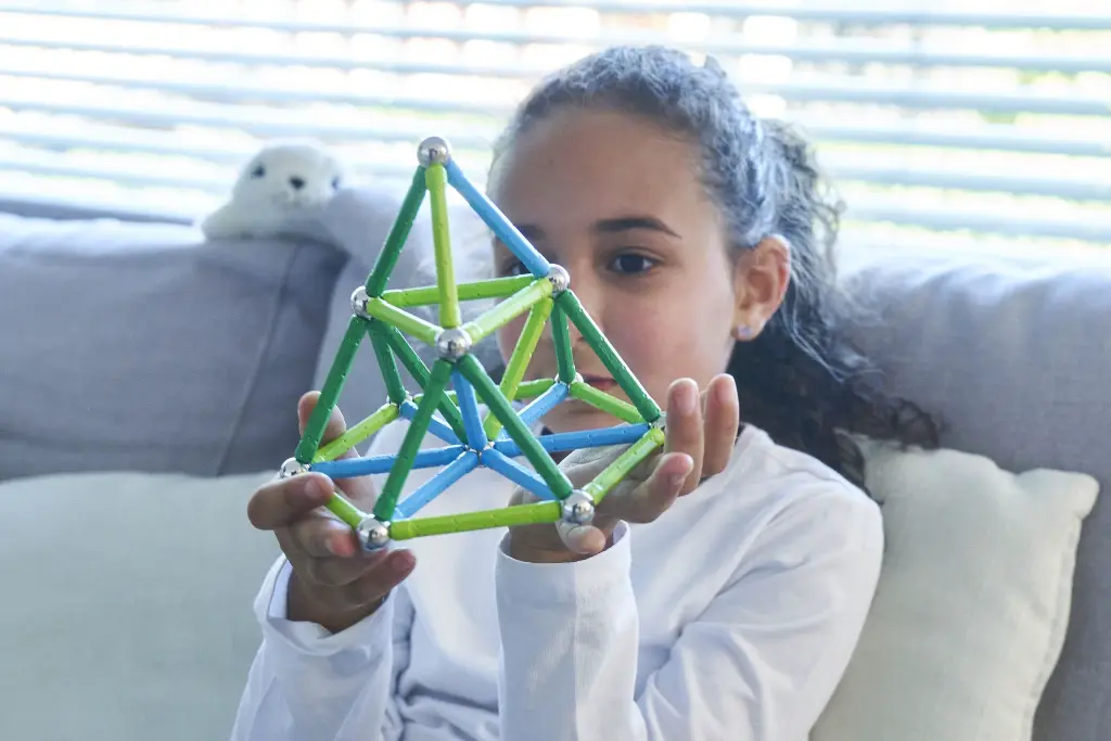 Geomag Classic - Classic - Item 272 - Product Images - Lifestyle - Girl looking at a pyramid that she just finished to build2.webp